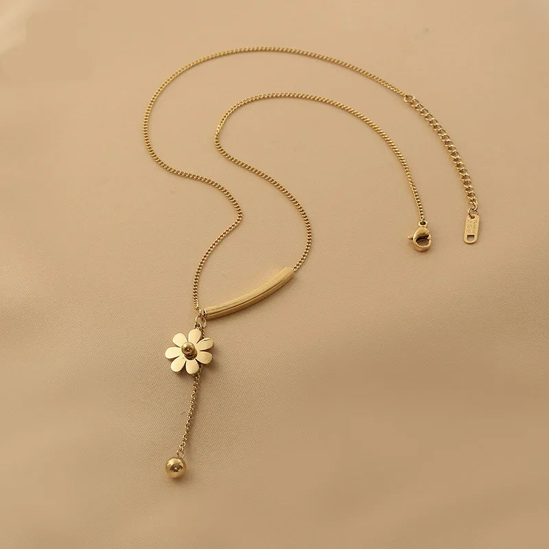 Elegante lange Halskette mit Blumenanhänger