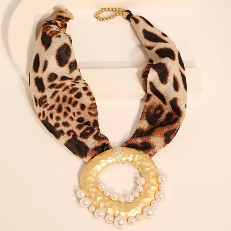 Collier en Tissus avec Pendentif Bohême Chic léopard