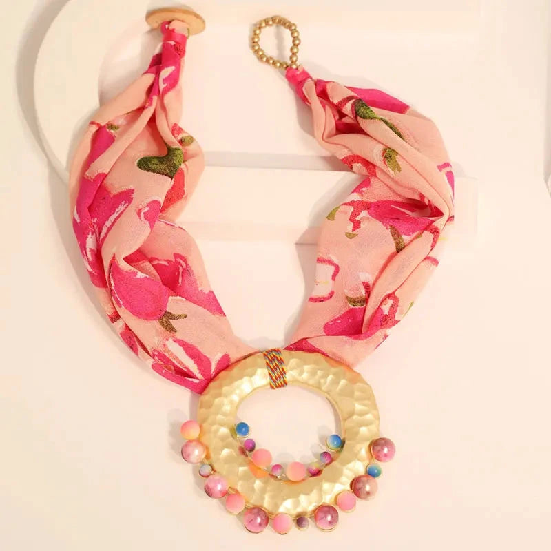 Collier en Tissus avec Pendentif Bohême Chic rose