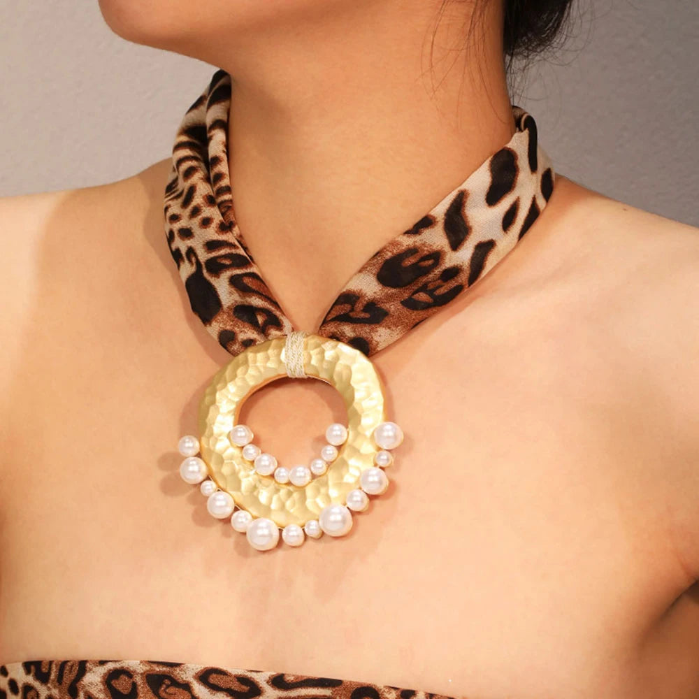 Collier en Tissus avec Pendentif Bohême Chic léopard