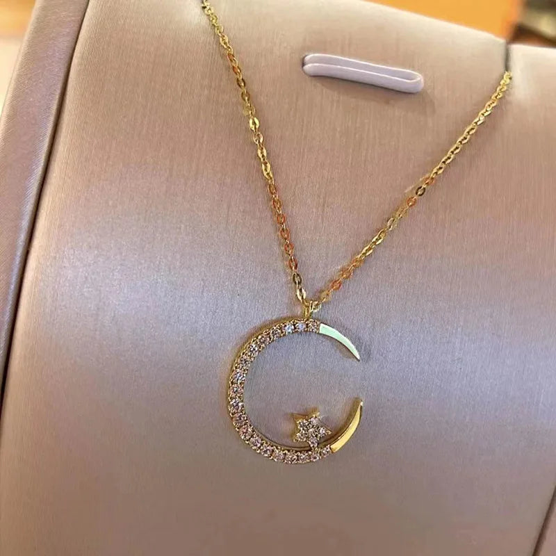 Colar cintilante com pendente de estrela e lua 