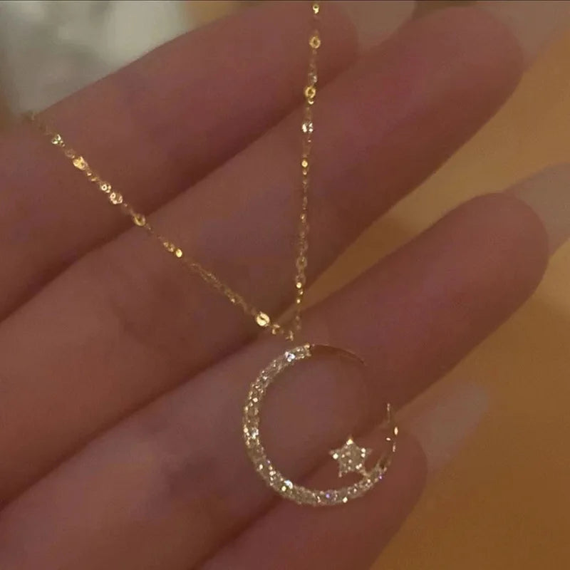 Colar cintilante com pendente de estrela e lua 
