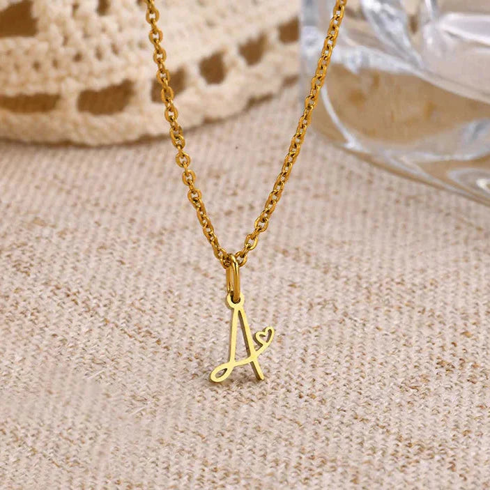 Collier femme avec pendentif initiale lettre et coeur 