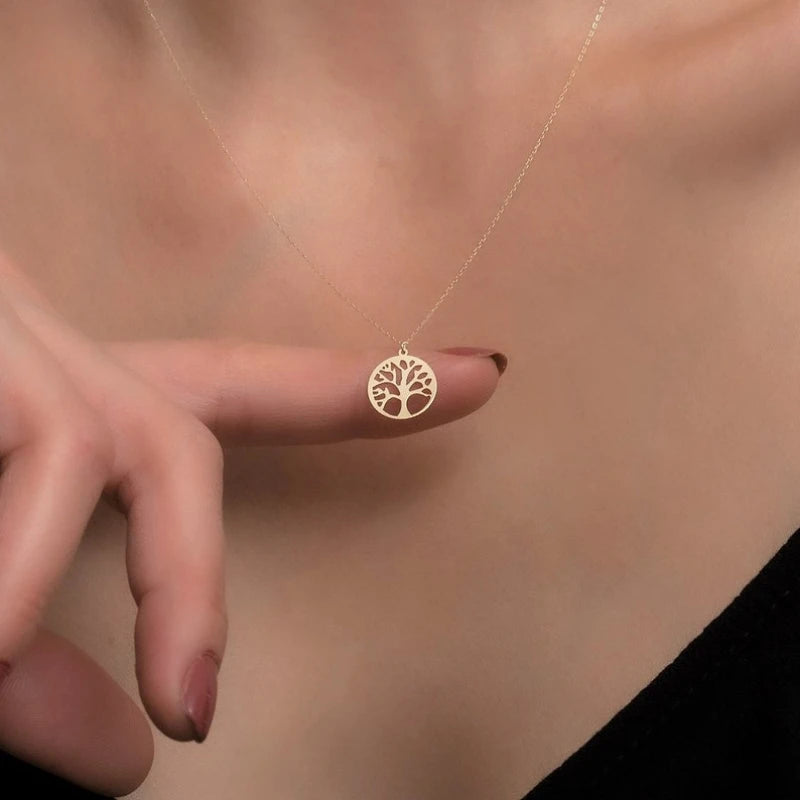 Fine necklace with openwork round tree of life pendant in gold