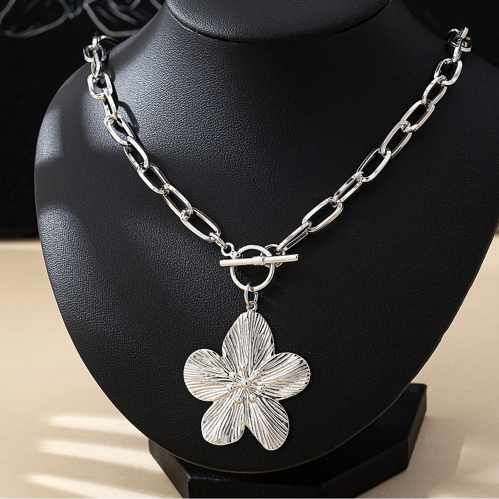Collier grosse maille avec pendentif fleur d'hibiscus argent