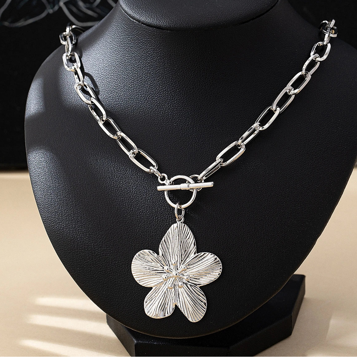 Collier grosse maille avec pendentif fleur d'hibiscus argent