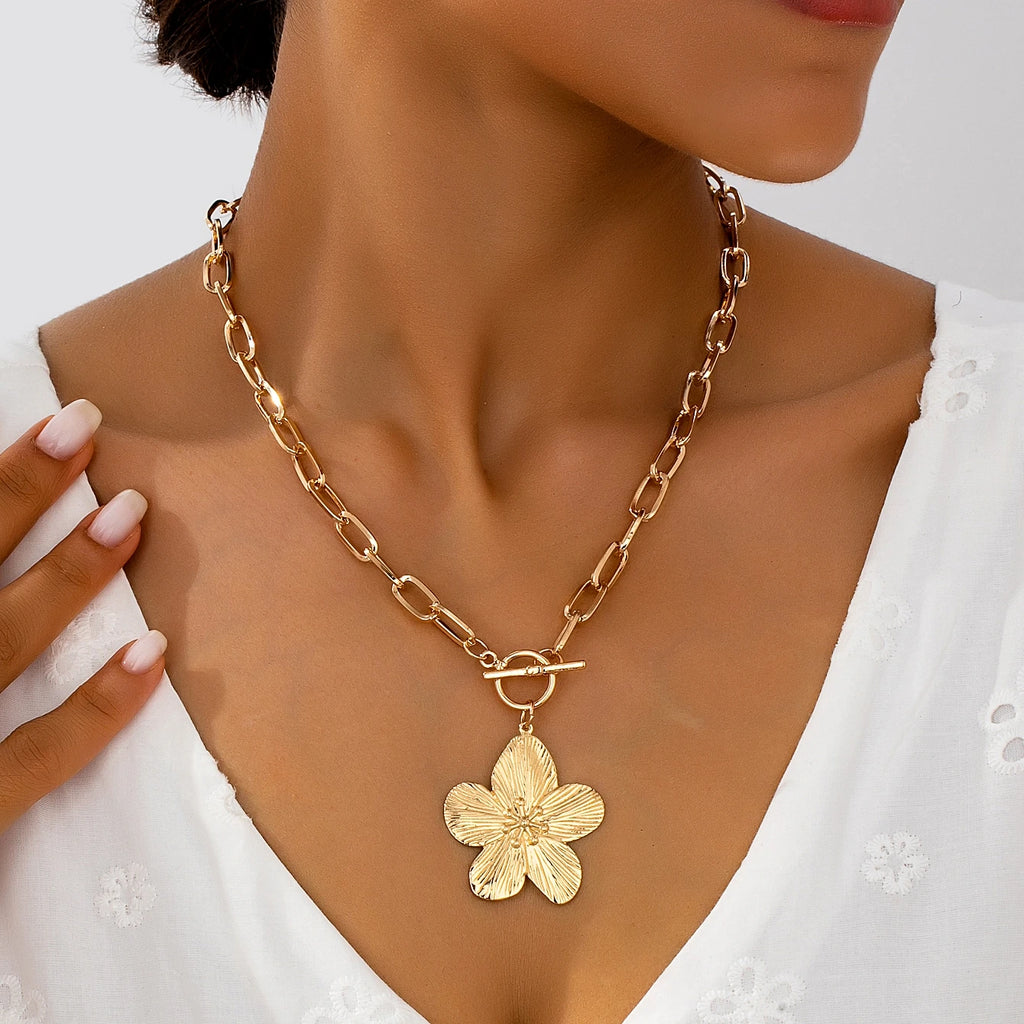 Collier grosse maille avec pendentif fleur d'hibiscus or