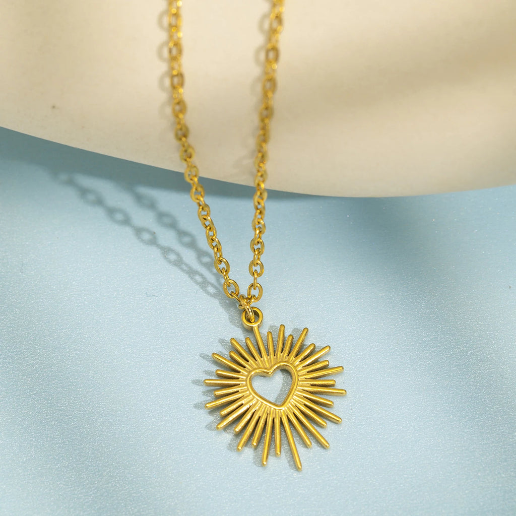 Collier motif soleil éclatant et cœur central or