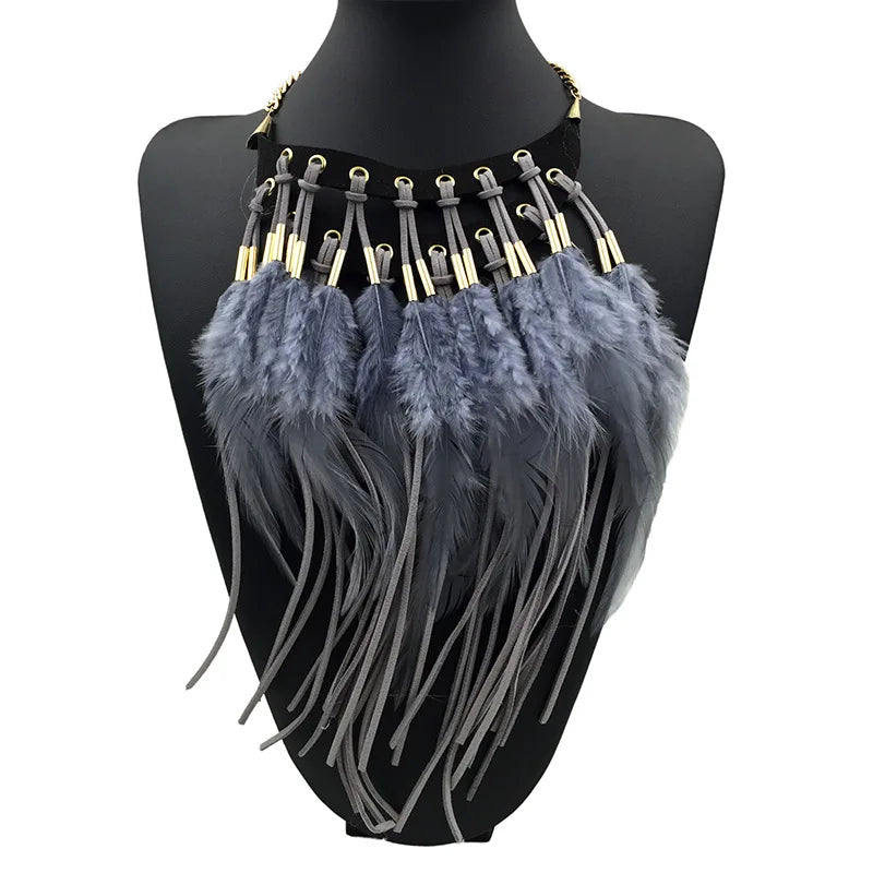 Ethnische Halskette mit Anhänger, graue Feder, Choker