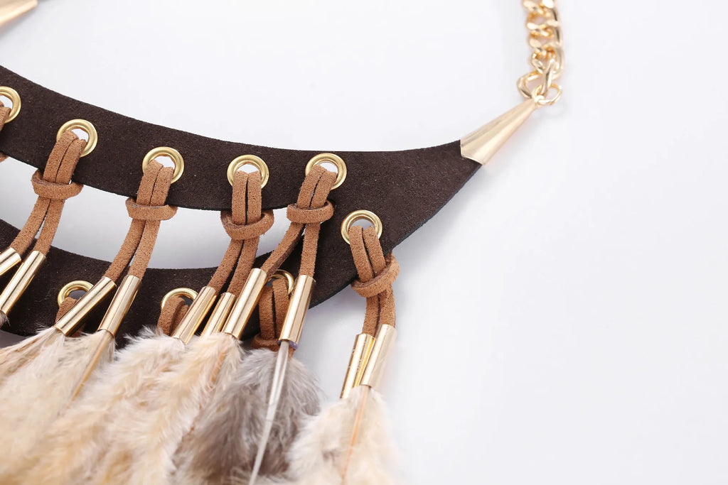 Ethnische Halskette mit Anhänger, braune Feder, Choker