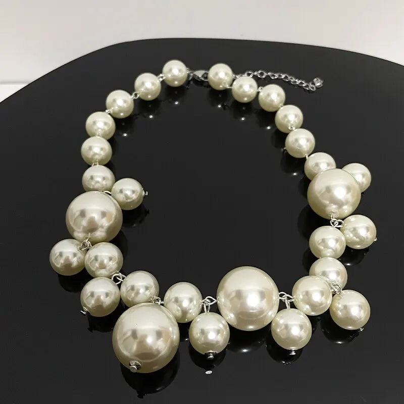 Imponente Collana con Ciondolo e Grandi Perle