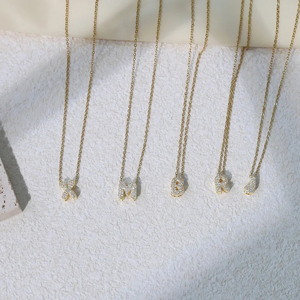 Collier ras de cou femme avec pendentif minimaliste initiale