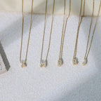 Collier ras de cou femme avec pendentif minimaliste initiale