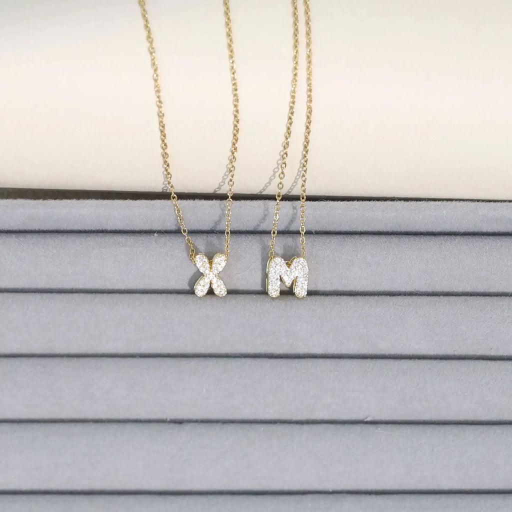 Collier ras de cou femme avec pendentif minimaliste initiale