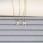 Collier ras de cou femme avec pendentif minimaliste initiale