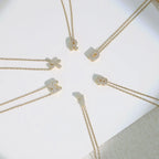 Collier ras de cou femme avec pendentif minimaliste initiale