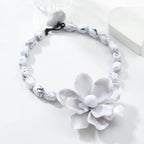 Collier Ras de Cou avec Grand Pendentif Fleur blanc