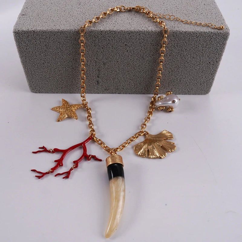 Collier Ras de Cou avec Pendentifs Corail et Coquillages 