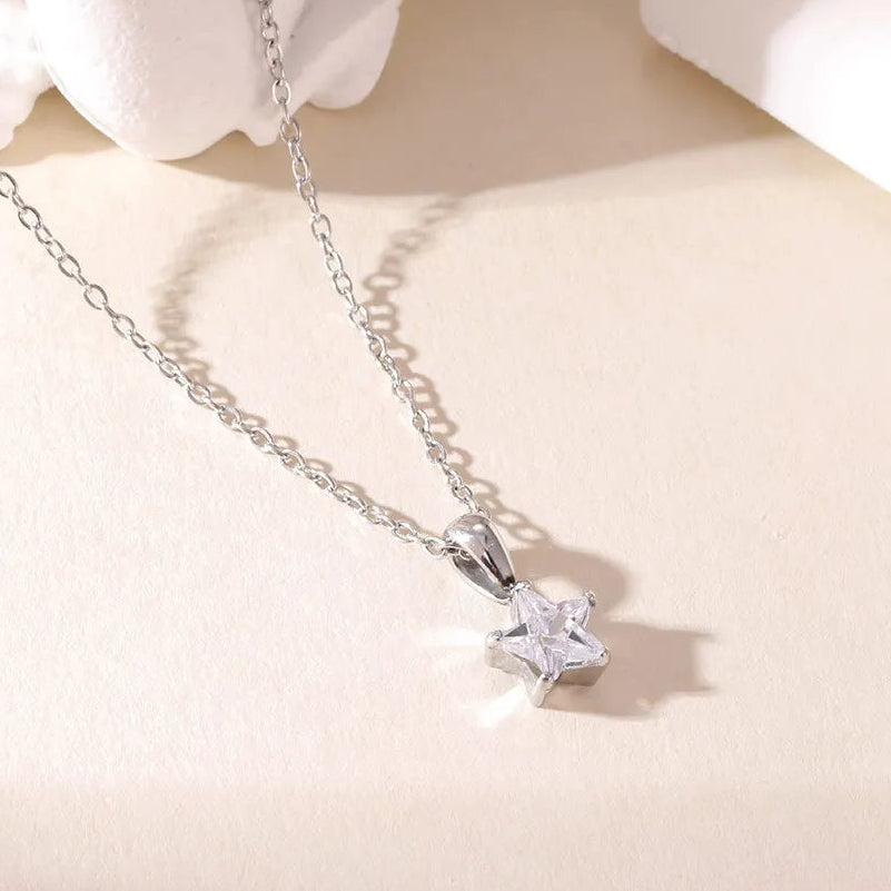 Chokerhalsband med stjärnformat hänge pavésatt med zirkon i silver