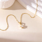 Chokerhalsband med stjärnformat hänge pavésatt med zirkon i guld