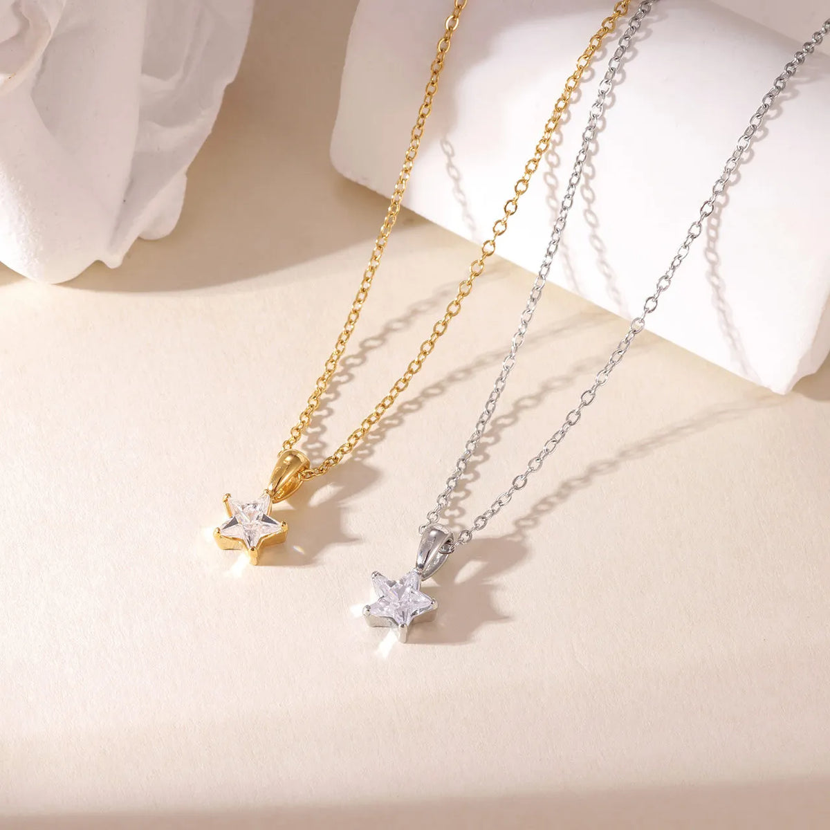 Chokerhalsband med stjärnformat hänge pavésatt med zirkon i guld
