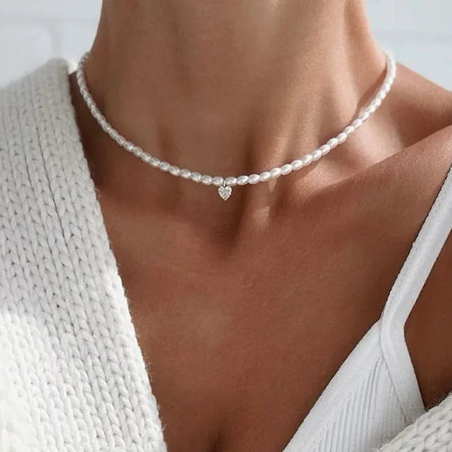 Fehér gyöngy és szív medállal ellátott choker nyaklánc