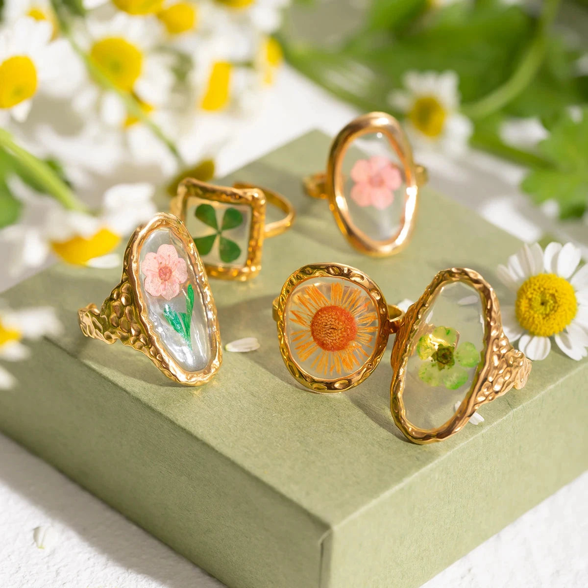 Grande Anello Fiore in Cornice Trasparente