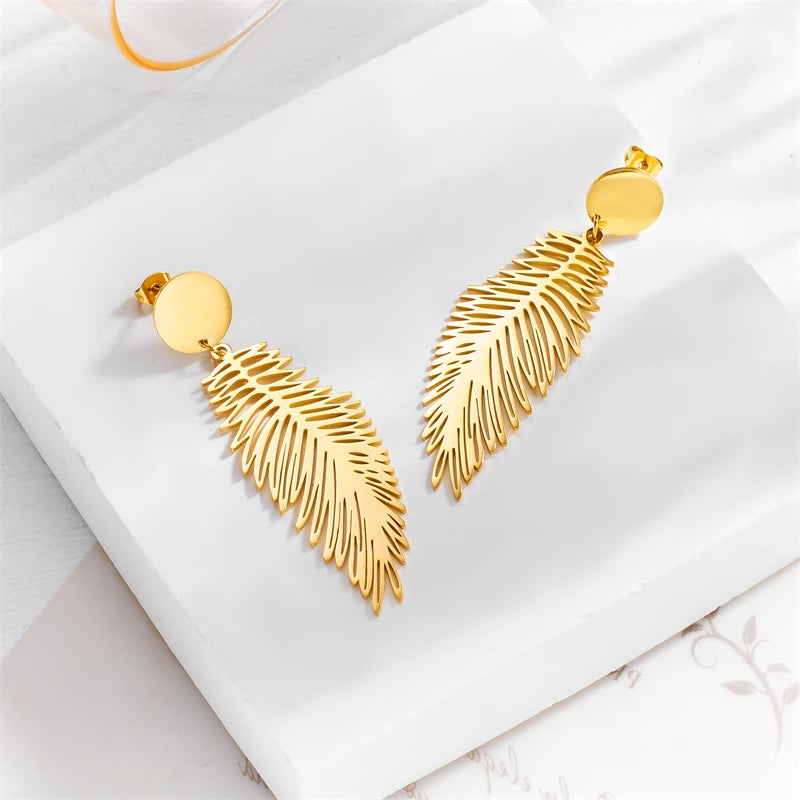 Grandes boucles d'oreilles plume stylisées