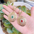 Lange Halskette mit traditionellem arabischem, vergoldetem rotem Anhänger