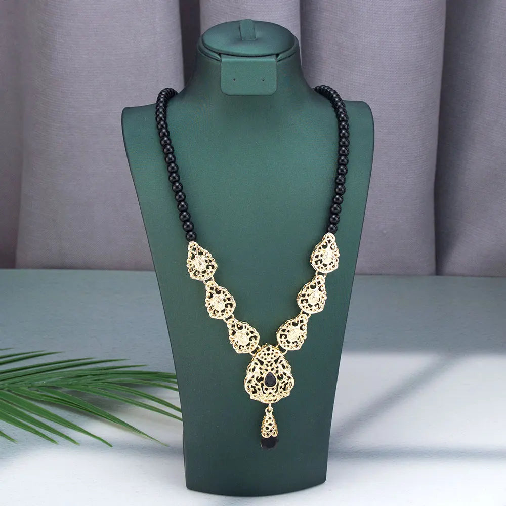 Långt halsband med traditionellt svart arabiskt bröllopshänge