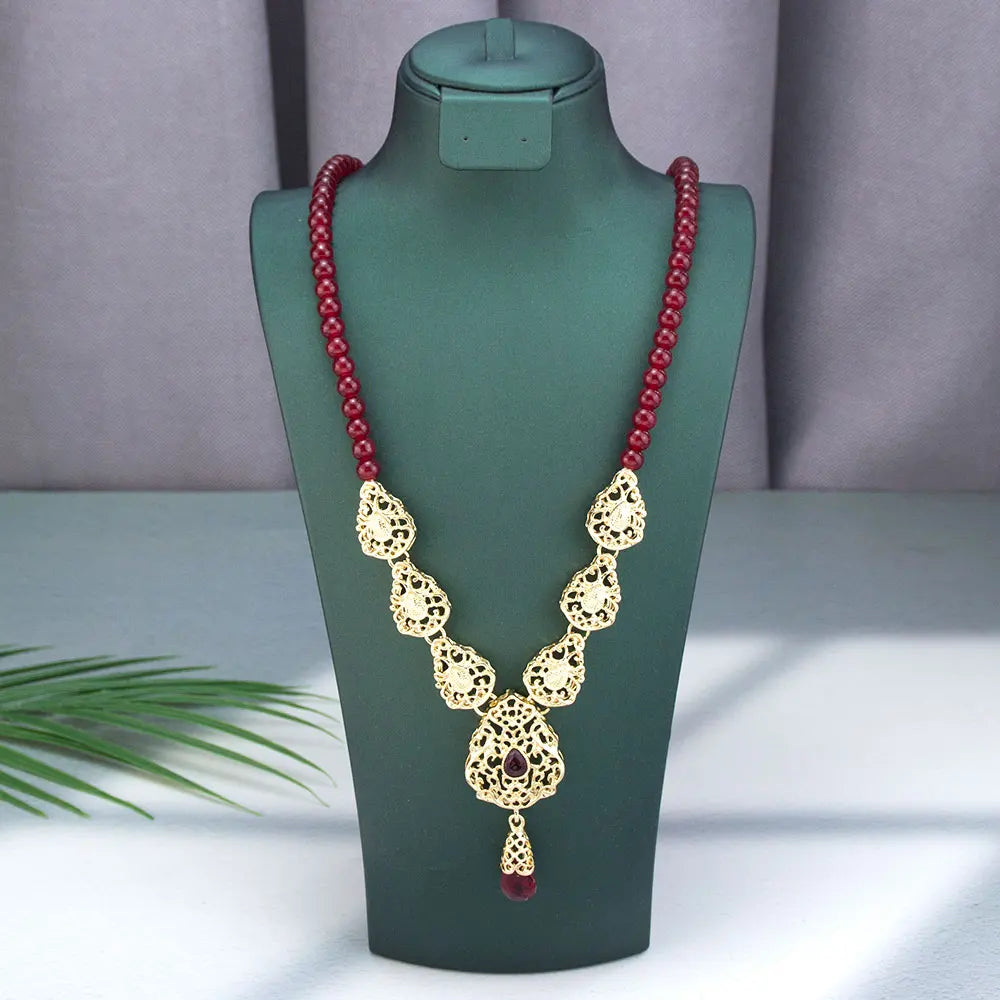 Långt halsband med traditionellt rött arabiskt bröllopshänge