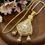 Dlhý náhrdelník s tradičným príveskom na svadbu a arabskú oslavu biely