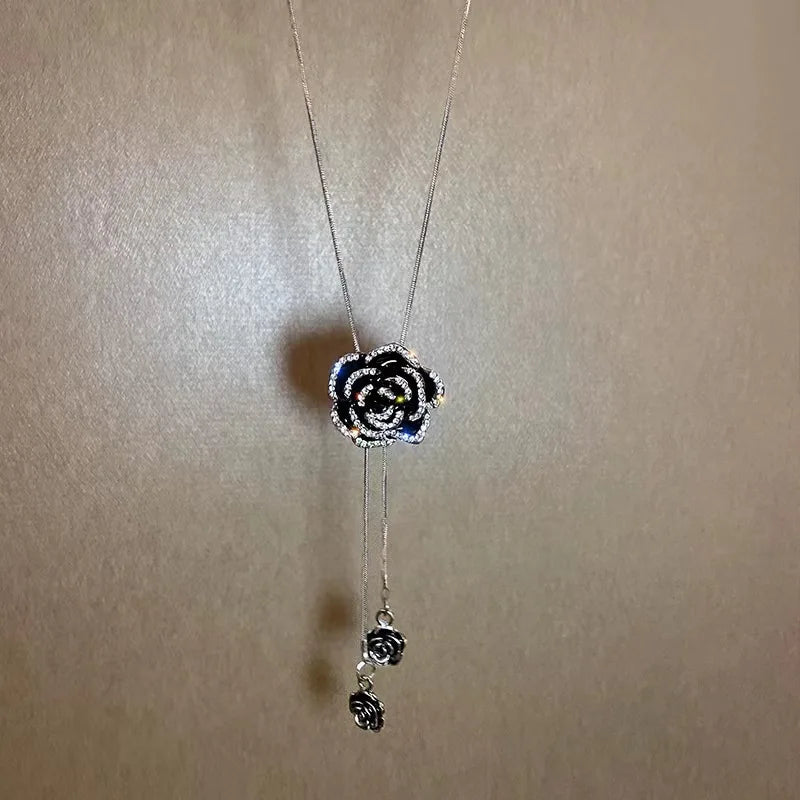 Lange Halskette mit großem schwarzem Blumenanhänger