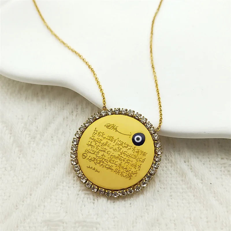 Hosszú női nyaklánc <span data-glossary-id="amulette">amulette</span> medállal, arab <span data-glossary-id="Ayatul Kursi">Ayatul Kursi</span>, iszlám, muszlim