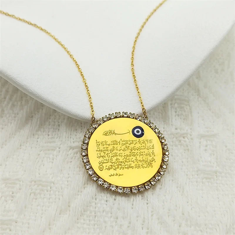 Hosszú női nyaklánc <span data-glossary-id="amulette">amulette</span> medállal, arab <span data-glossary-id="Ayatul Kursi">Ayatul Kursi</span>, iszlám, muszlim