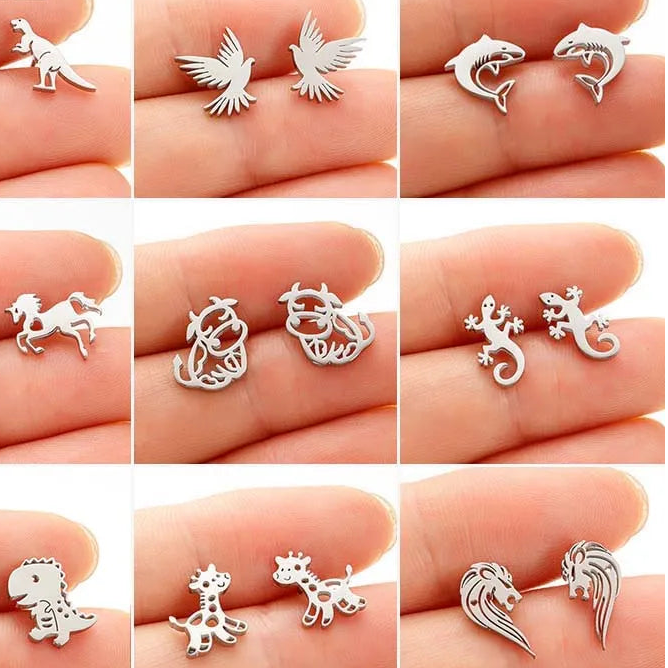Petites boucles d'oreilles puces motif requin