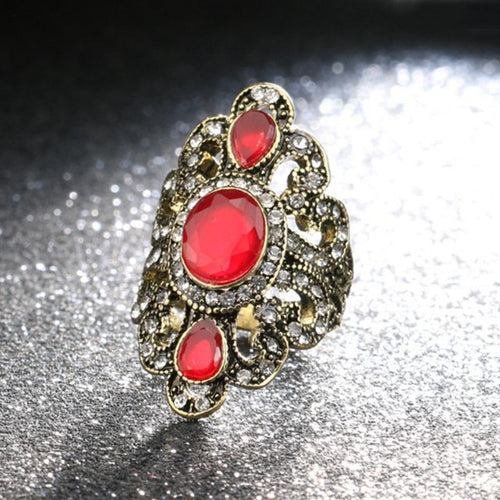 Ethnischer Ring mit rotem Stein