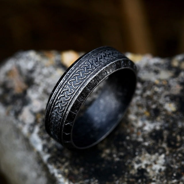 Prsten Viking Starinski s crnim runama