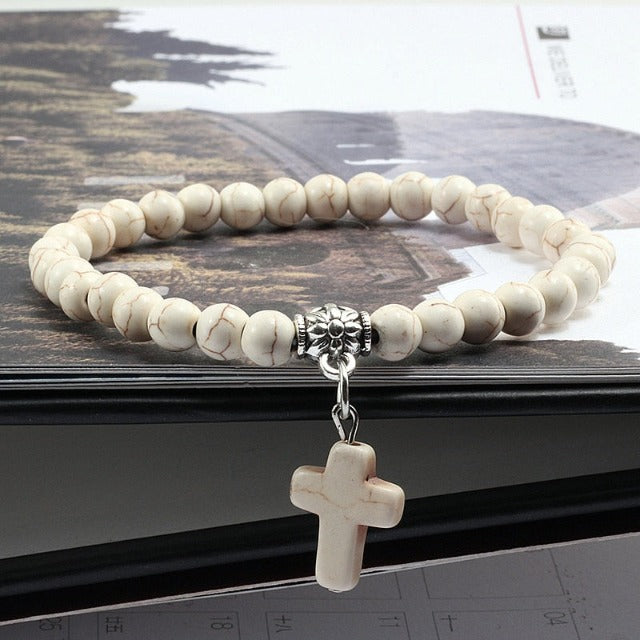 Perlenarmband mit Kreuz