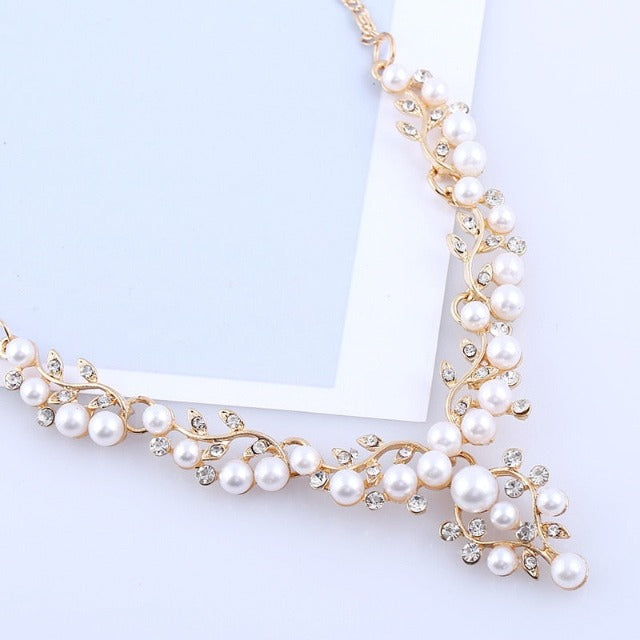 Parure di collana e orecchini da sposa con perle